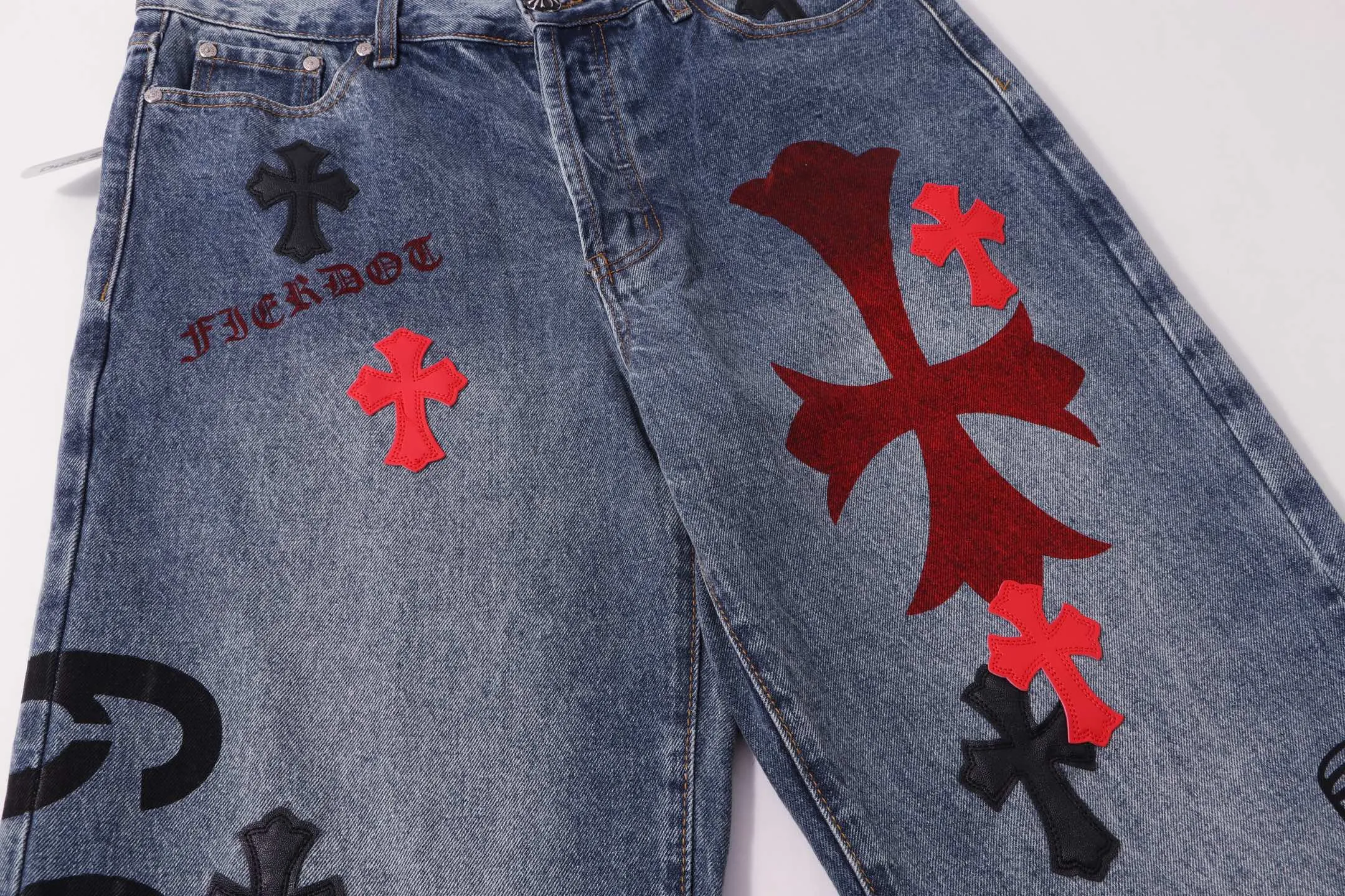 P260 Style No.: H97 Croxin & 𝐂𝐡𝐫𝐨𝐦𝐞 𝐇𝐞𝐚𝐫𝐭 Pingtai SS25 blue and red printed jeans. Styles with different wash textures are very friendly to people with thin legs. The slightly flared version perfectly modifies the leg shape. The timeless and moderate length makes it easy to match and match. It is the basis for various styles and is a must-have in your wardrobe! The fabric is stiff but also makes the upper body soft without losing texture. The washing process is even more perfect. It is a must-have item for everyone! ! ! Washed wheat, hang tag, pants label, three labels complete Color: blue Size: 28-30-32-34-36